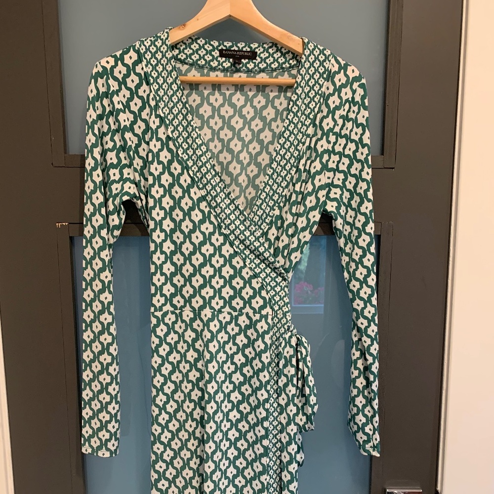 Banana Republic, size 4, green wrap dress